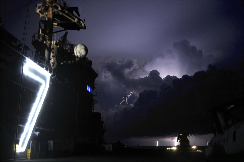 Illustration for article titled 18 terrifying photos of ships in trouble